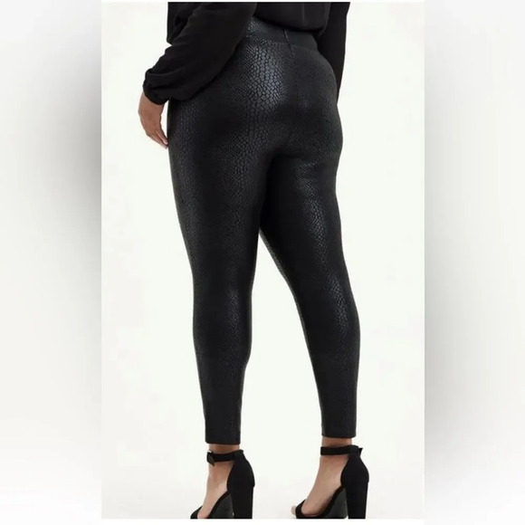 Torrid Textured Pixie Pants Black Croc Shine Women’s Size 2X Regular Slim Fix - Picture 10 of 10